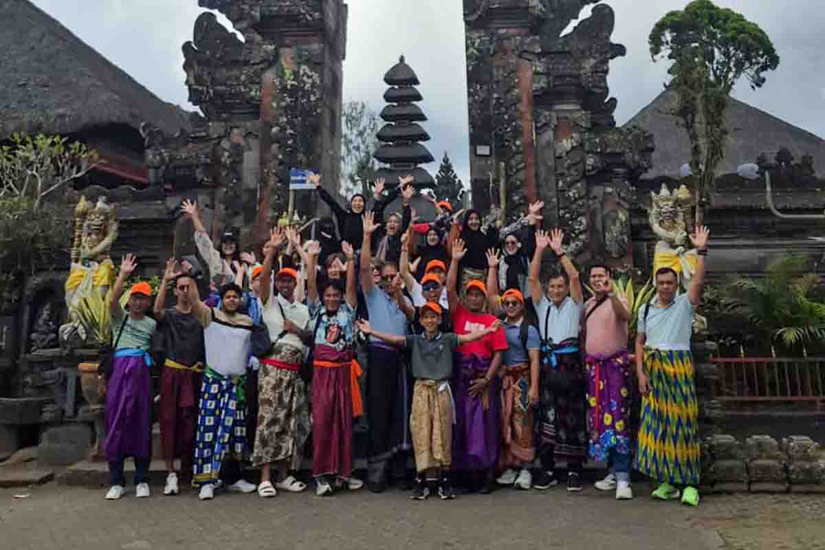 Peserta VW Classic Amazing Race Bali menaiki VW Safari klasik saat team building dan wisata seru di Bali