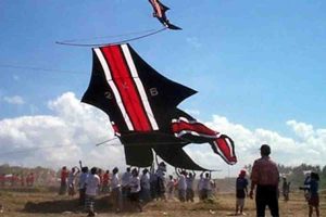 Festival Layang-Layang Bali di pantai dengan layangan tradisional raksasa