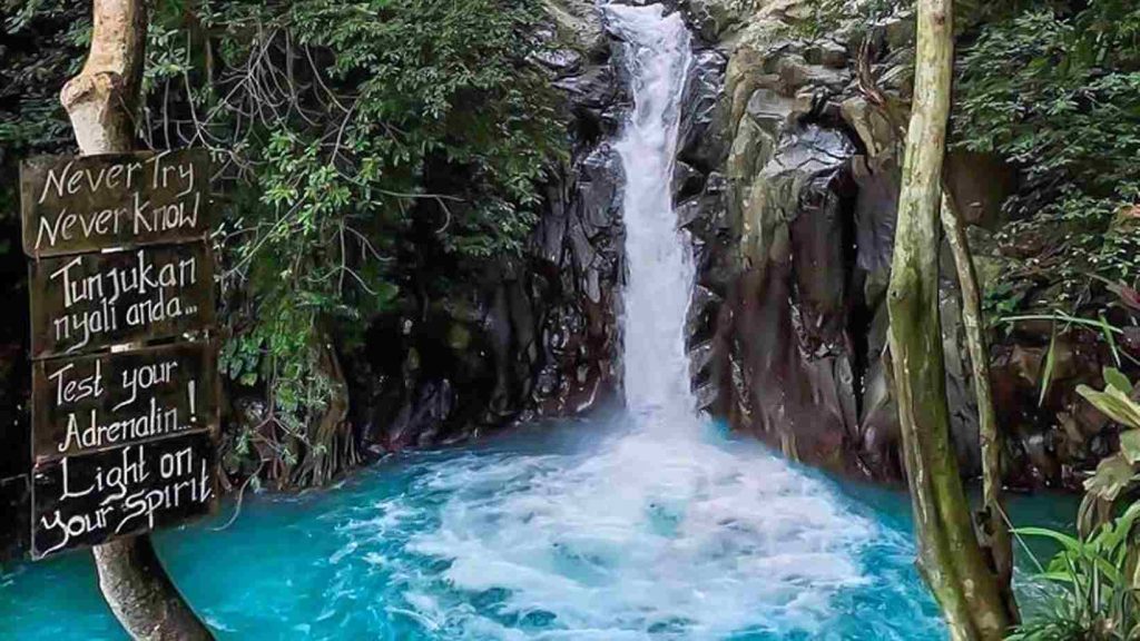 Cliff jumping di Air Terjun Aling-Aling, Karangasem