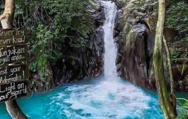 Cliff jumping di Air Terjun Aling-Aling, Karangasem