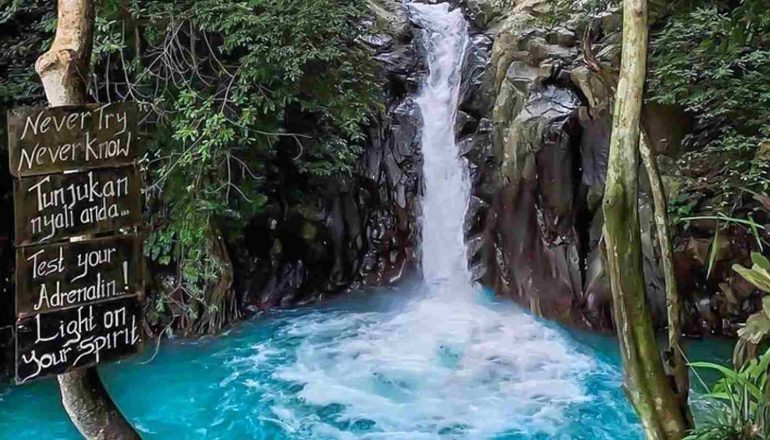 Cliff jumping di Air Terjun Aling-Aling, Karangasem