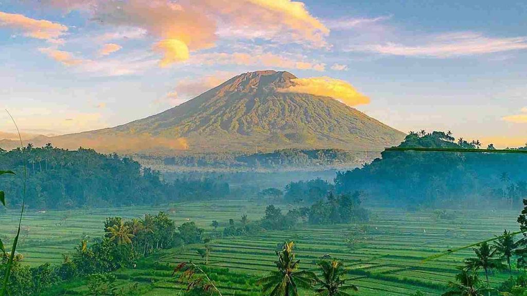 Pemandangan perbukitan dan sawah dari Bukit Cinta Karangasem saat sunset
