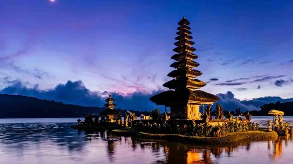 Harga tiket wisata budaya di Bali 2026 seperti Pura Tanah Lot dan Ulun Danu Beratan