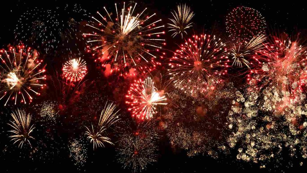 Malam Tahun Baru di Bali di Pantai Kuta dengan kembang api dan keramaian pengunjung