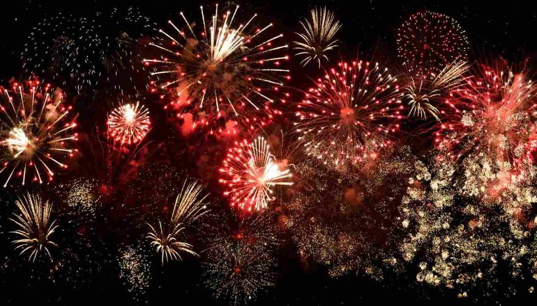 Malam Tahun Baru di Bali di Pantai Kuta dengan kembang api dan keramaian pengunjung