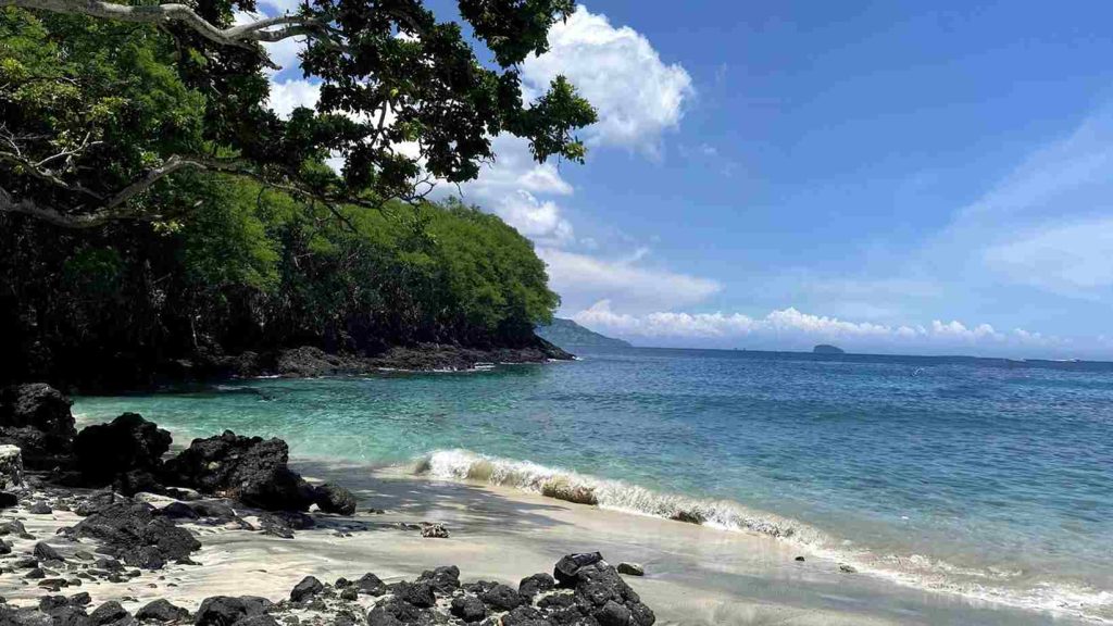 Pantai Blue Lagoon Karangasem dengan pasir putih dan air laut jernih
