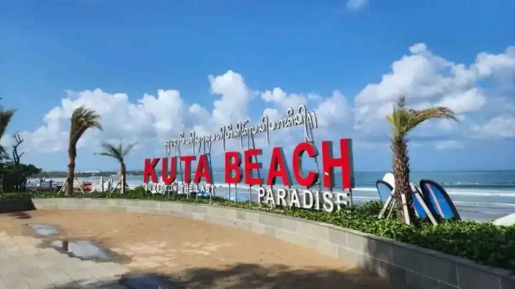 Pantai Kuta sebagai tempat wisata dekat bandara Bali