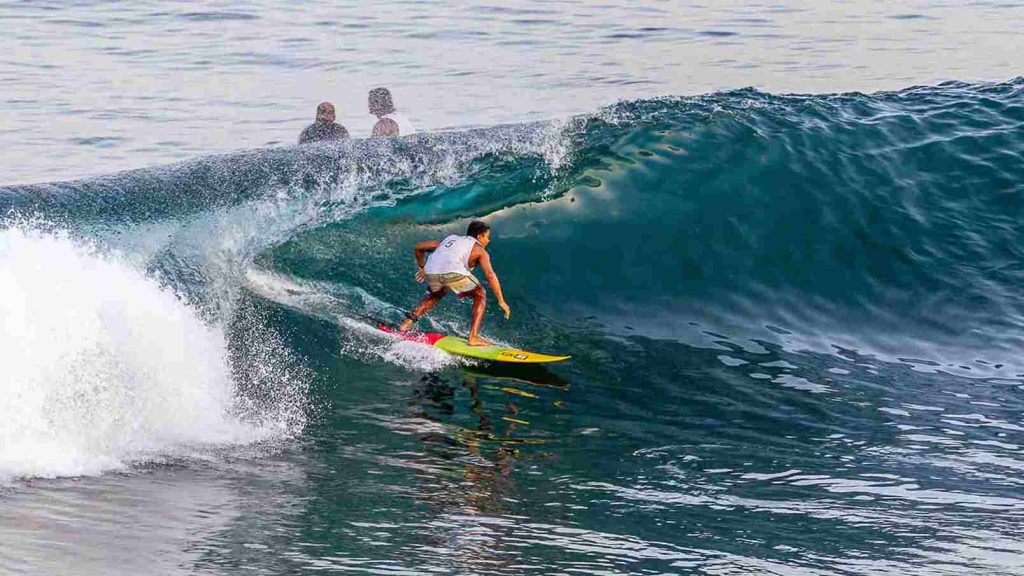 Surfing di Pantai Uluwatu, Bali – tempat surfing Bali menantang