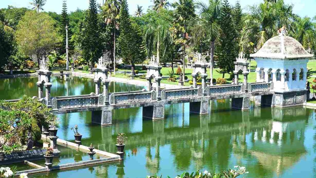 Kolam dan taman Taman Ujung Water Palace dengan latar Gunung Agung