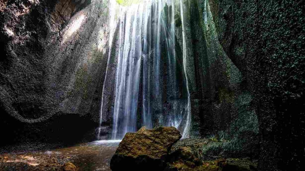 Cahaya matahari menembus gua di Tukad Cepung Waterfall Karangasem