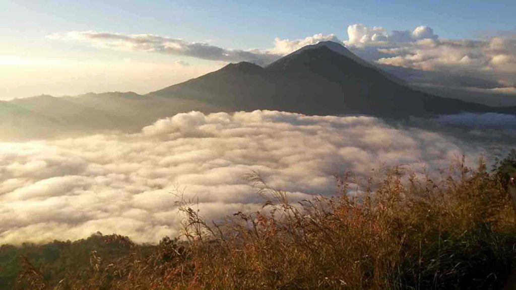 Trekking Gunung Batur sunrise Bali 2026, rekomendasi aktivitas petualangan populer di Bali