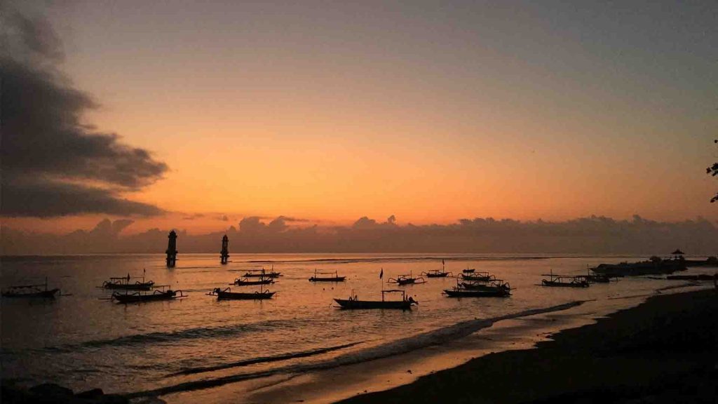 pantai di Bali sebagai destinasi wisata murah dan favorit wisatawan