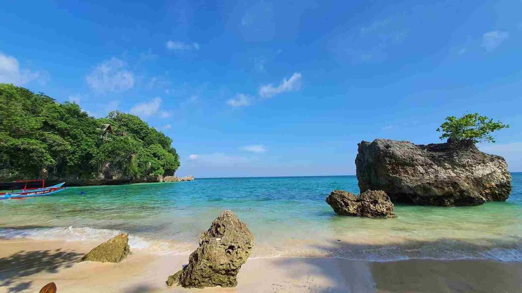 Pantai Padang Padang Bali 2026 untuk surfing dan liburan, termasuk rekomendasi aktivitas terpopuler di Bali 2026