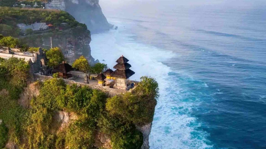 Pura Uluwatu Bali 2026 dengan pertunjukan Tari Kecak, rekomendasi aktivitas terpopuler di Bali 2026