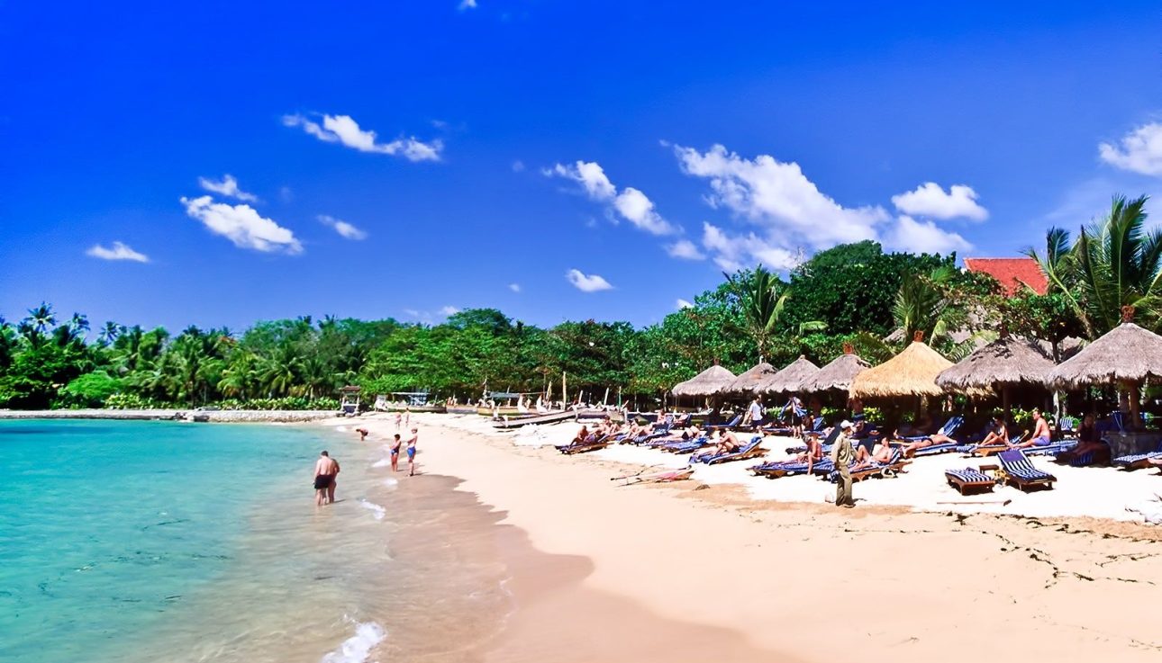 Snorkeling Nusa Dua Bali dengan air jernih dan terumbu karang indah