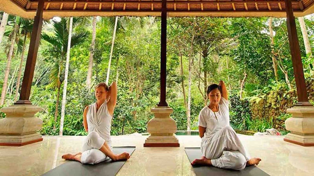Ritual sound healing dengan singing bowl di Ubud Bali untuk relaksasi mendalam