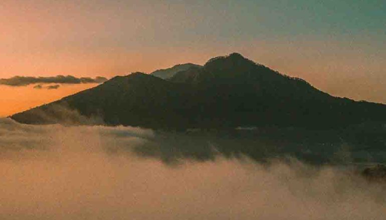 aktivitas seru di bali 2026 dengan pemandangan pantai dan petualangan alam