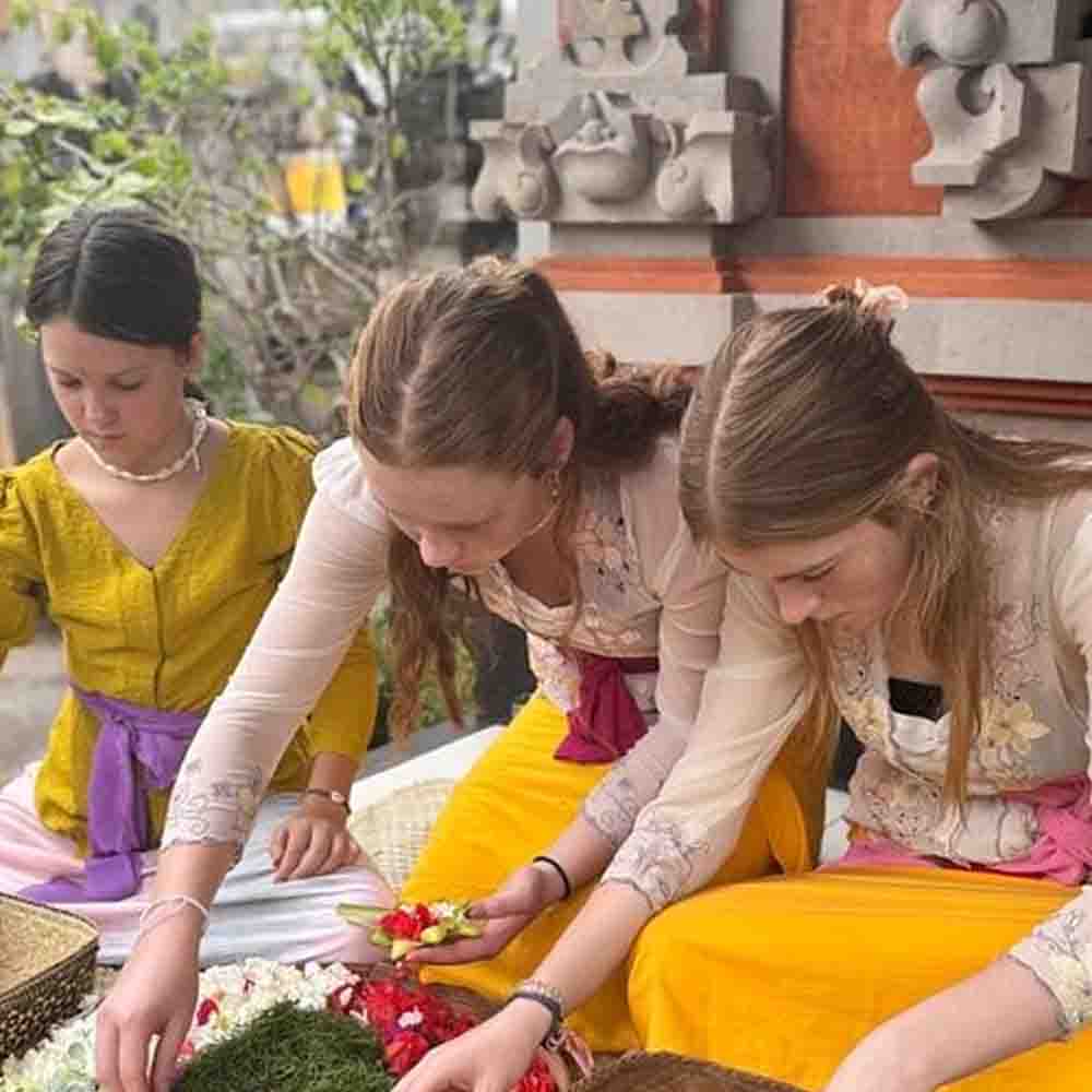 aktivitas seru di bali kelas membuat canang sari di Ubud