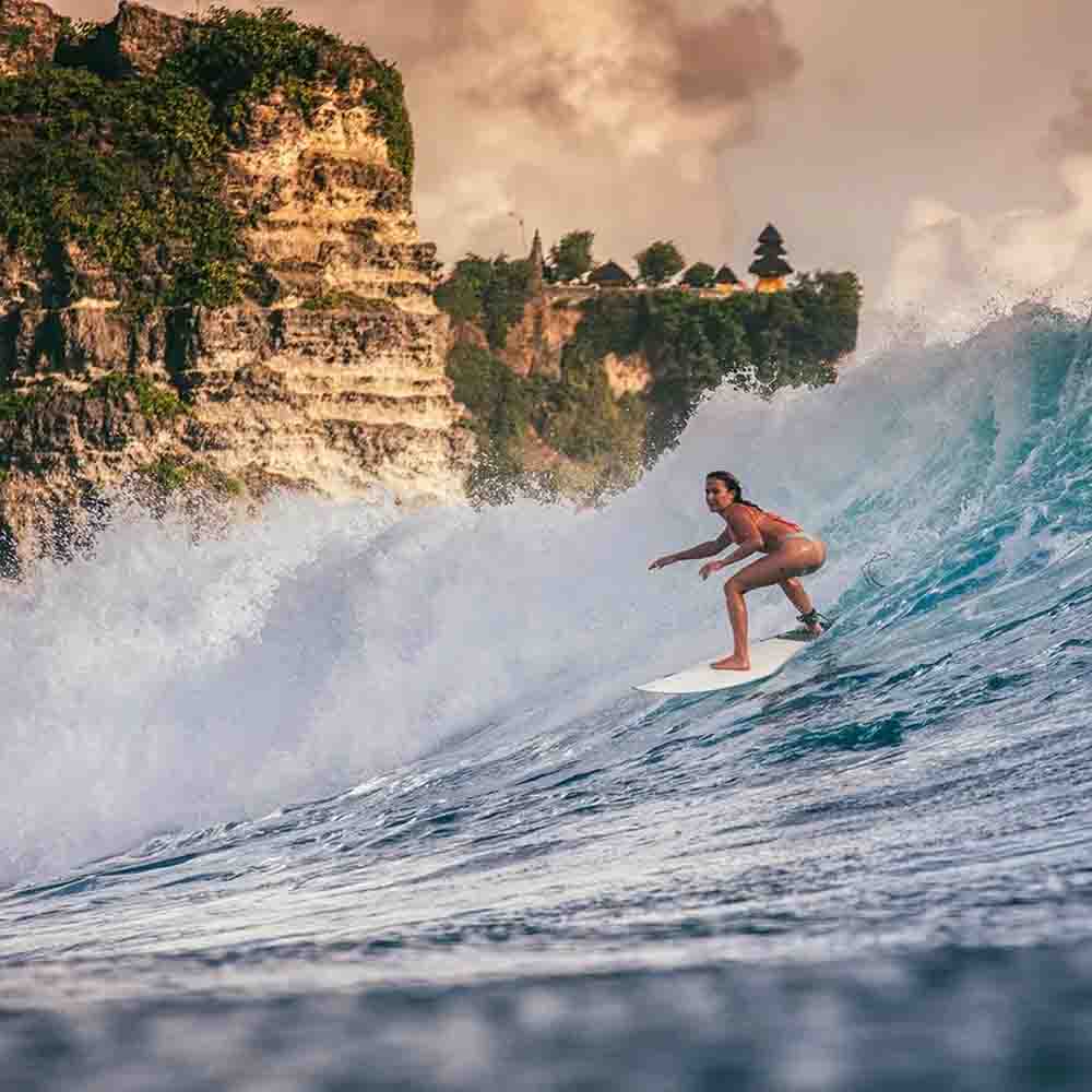 aktivitas seru di bali surfing di Pantai Nyang Nyang Uluwatu