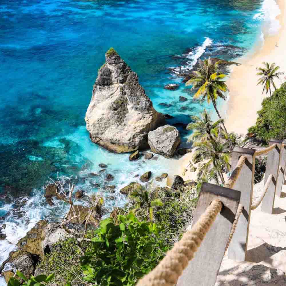 destinasi wisata bali 2026 Diamond Beach Nusa Penida dengan tebing curam dan pasir putih