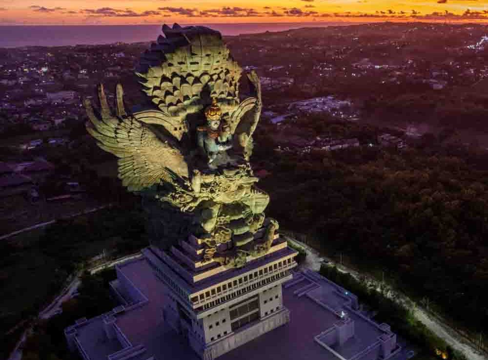 destinasi wisata bali 2026 Garuda Wisnu Kencana dengan patung Dewa Wisnu terbesar di Bali