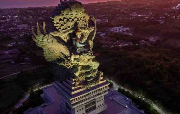 destinasi wisata bali 2026 Garuda Wisnu Kencana dengan patung Dewa Wisnu terbesar di Bali