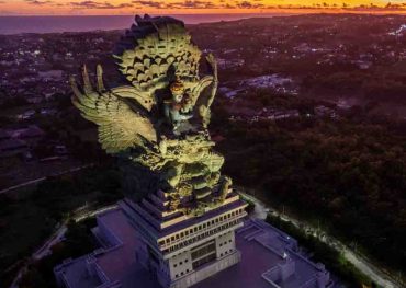 destinasi wisata bali 2026 Garuda Wisnu Kencana dengan patung Dewa Wisnu terbesar di Bali