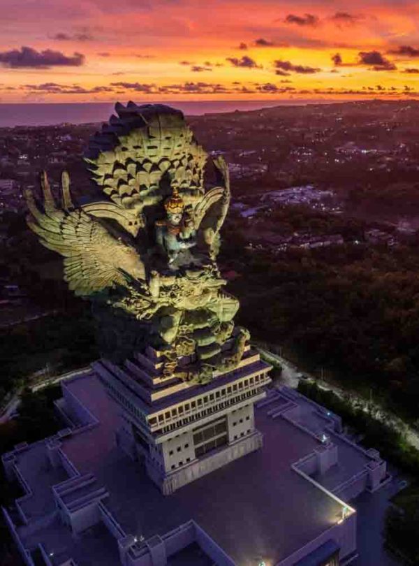 destinasi wisata bali 2026 Garuda Wisnu Kencana dengan patung Dewa Wisnu terbesar di Bali