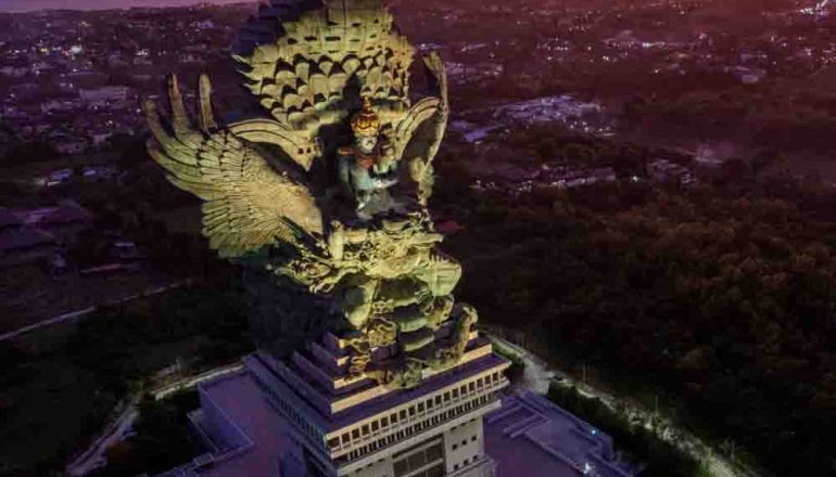 destinasi wisata bali 2026 Garuda Wisnu Kencana dengan patung Dewa Wisnu terbesar di Bali