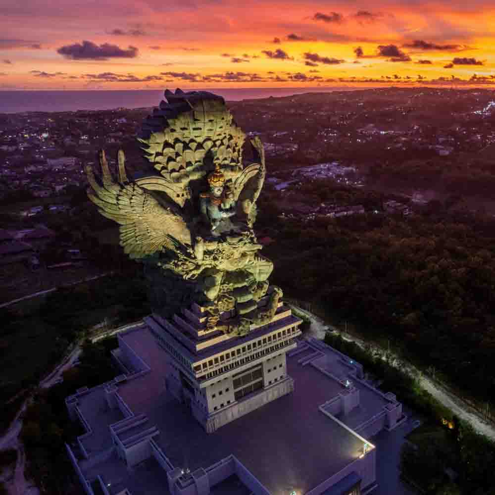 destinasi wisata bali 2026 Garuda Wisnu Kencana dengan patung Dewa Wisnu terbesar di Bali