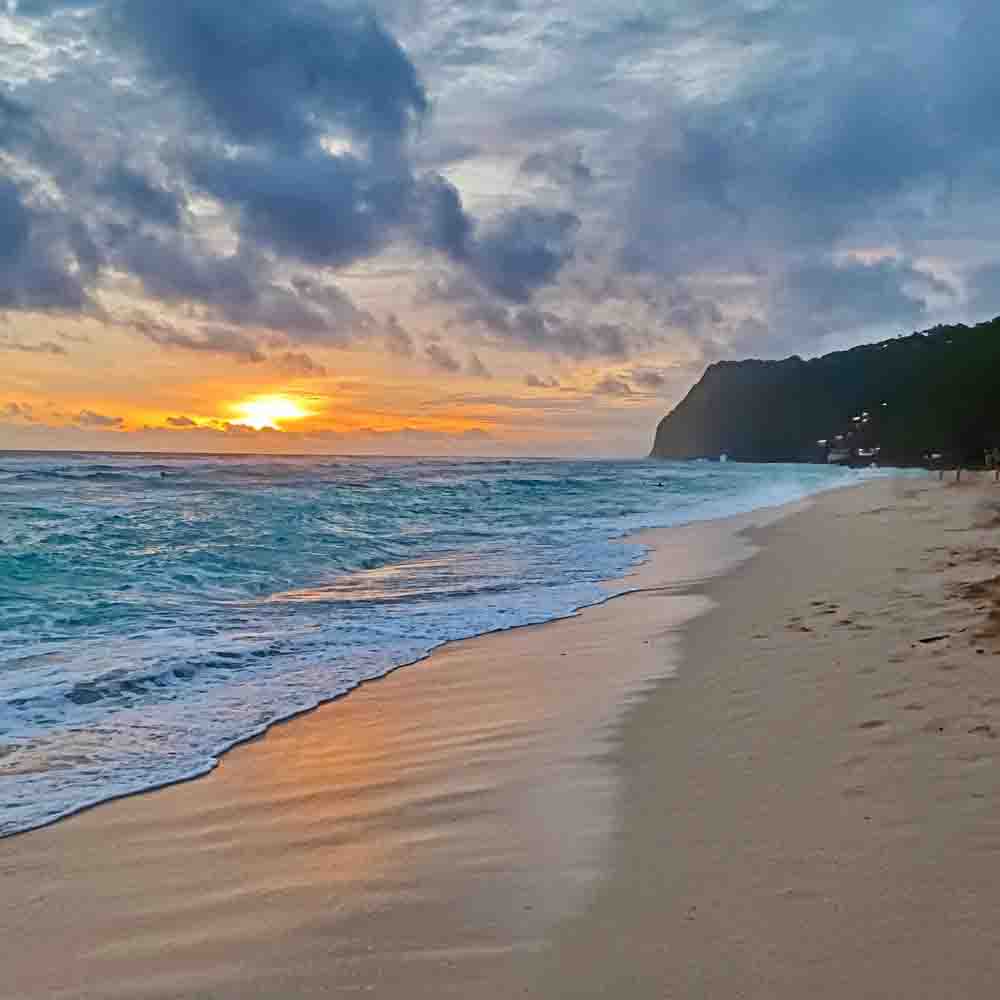 destinasi wisata bali 2026 Pantai Melasti Uluwatu dengan tebing kapur dan laut biru jernih