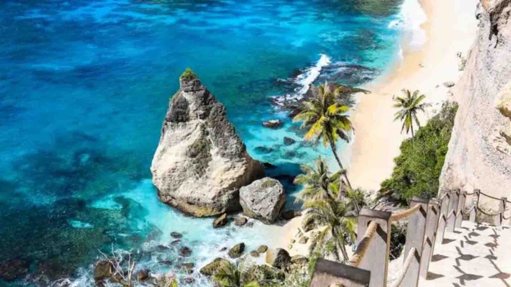 Diamond Beach Nusa Penida tempat wisata di Bali terbaru yang viral