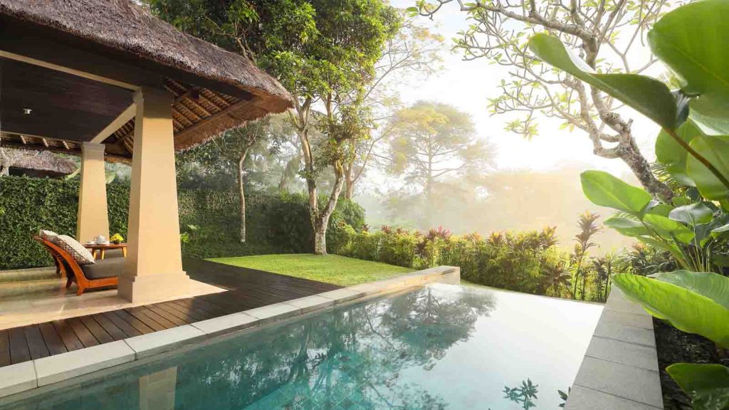 Maya Ubud Resort dengan private pool dan panorama sawah hijau