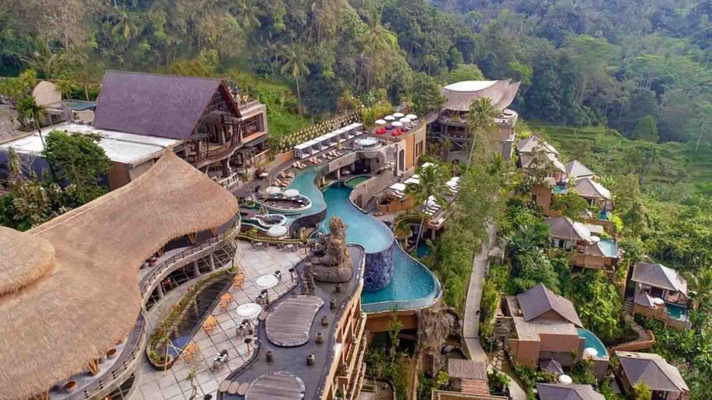 The Kayon Jungle Resort Ubud dengan infinity pool dan view sawah hijau