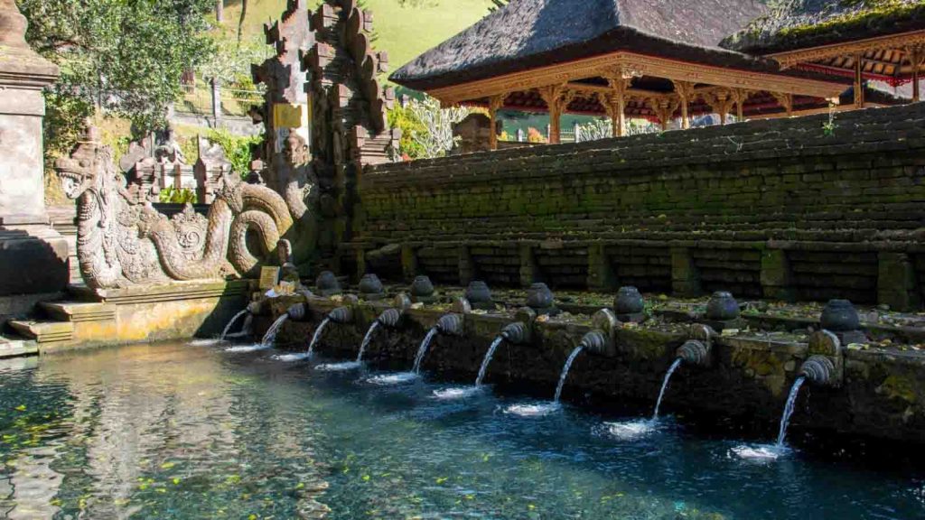 Prosesi melukat di Tirta Empul sebagai bagian dari aktivitas healing di Bali