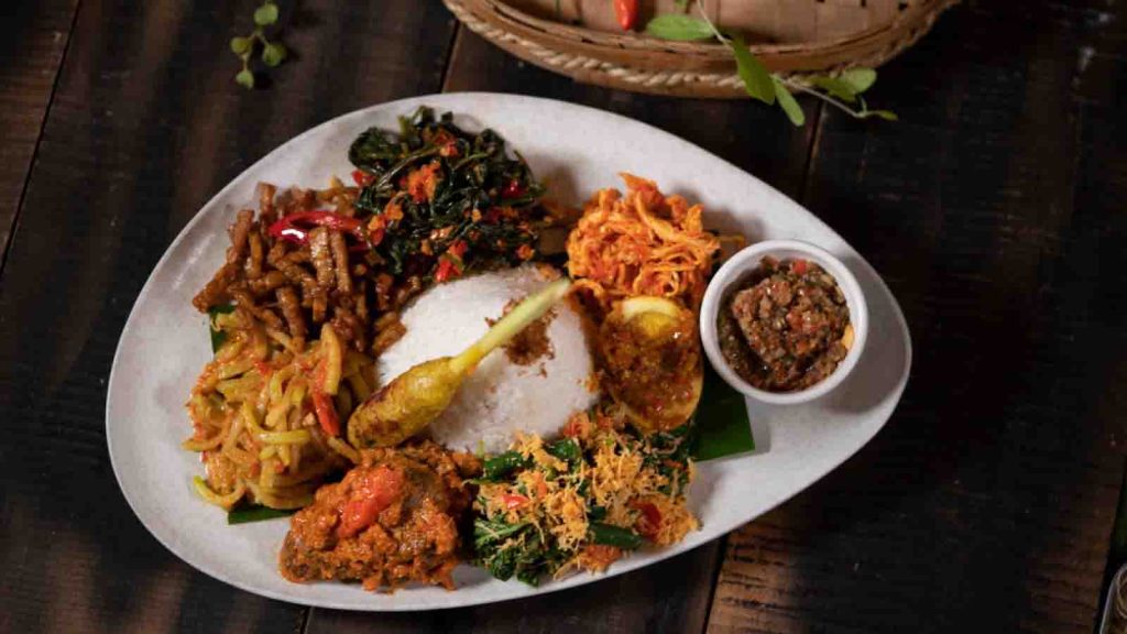 Nasi Campur Bali lengkap dengan sate lilit dan lawar
