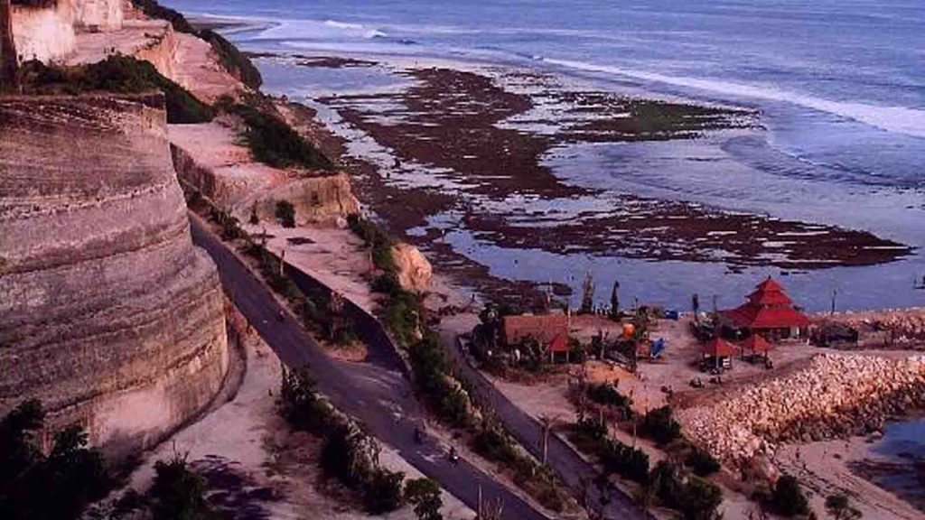 Pantai Melasti sebagai pantai Bali hits 2026 dengan sunset terbaik