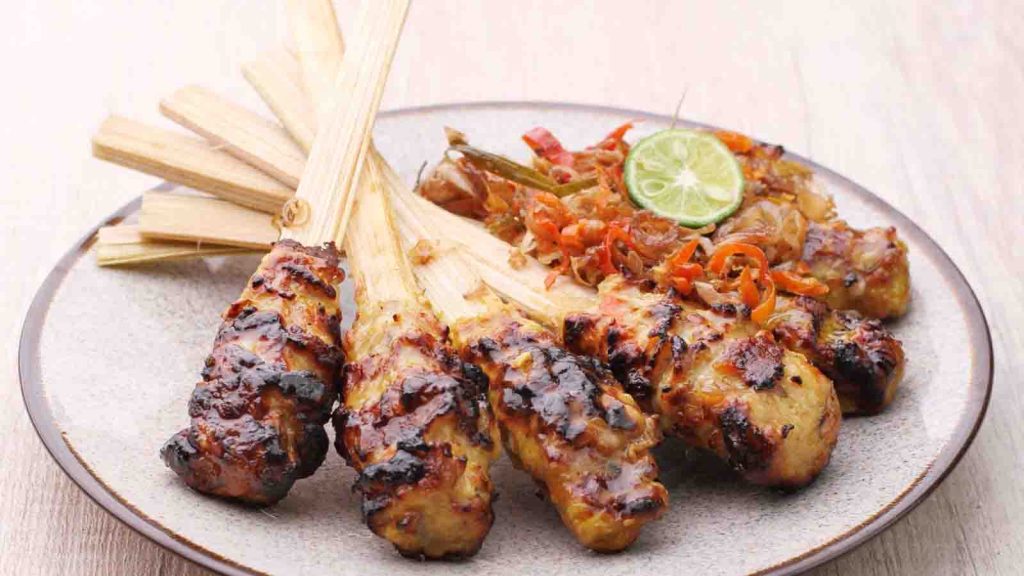 Sate Lilit salah satu kuliner khas Bali