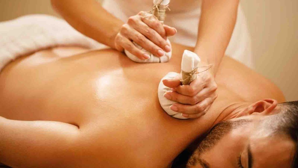 Perawatan spa tradisional Bali dengan ramuan herbal untuk relaksasi tubuh