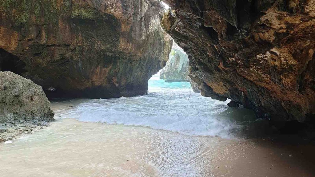 Pantai Suluban Uluwatu termasuk pantai Bali hits 2026 yang eksotis