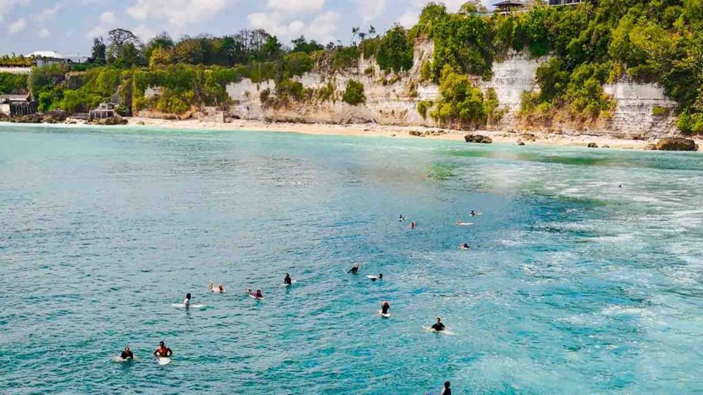 Pantai Balangan sebagai pantai Bali hits 2026 dengan view tebing hijau