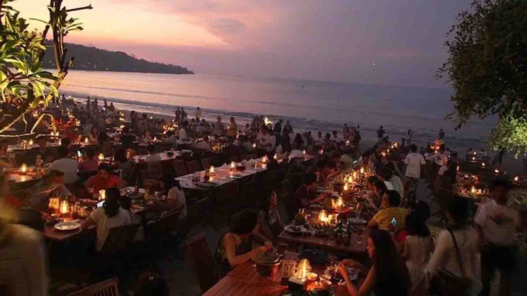 Pantai Jimbaran termasuk pantai Bali hits 2026 untuk sunset romantis