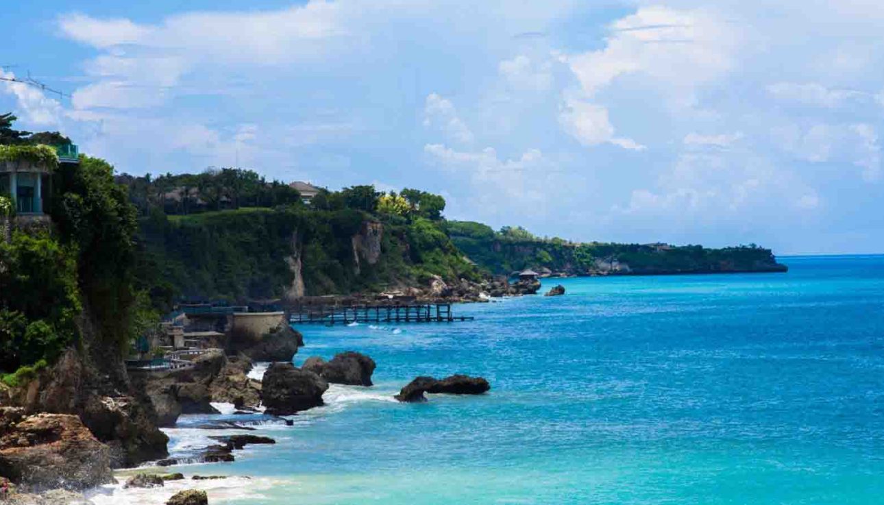 Pantai Tegal Wangi sebagai pantai Bali hits 2026 dengan kolam alami
