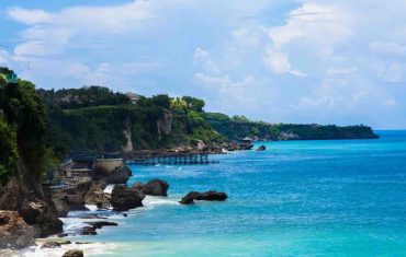 Pantai Tegal Wangi sebagai pantai Bali hits 2026 dengan kolam alami