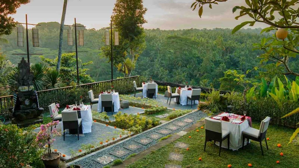 cafe jungle view di Ubud dengan pemandangan hutan tropis Bali