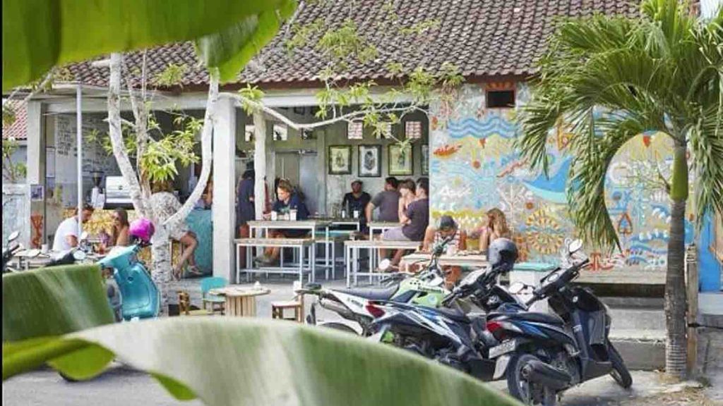 Crate Cafe Canggu Bali dengan suasana brunch santai dan smoothie bowl