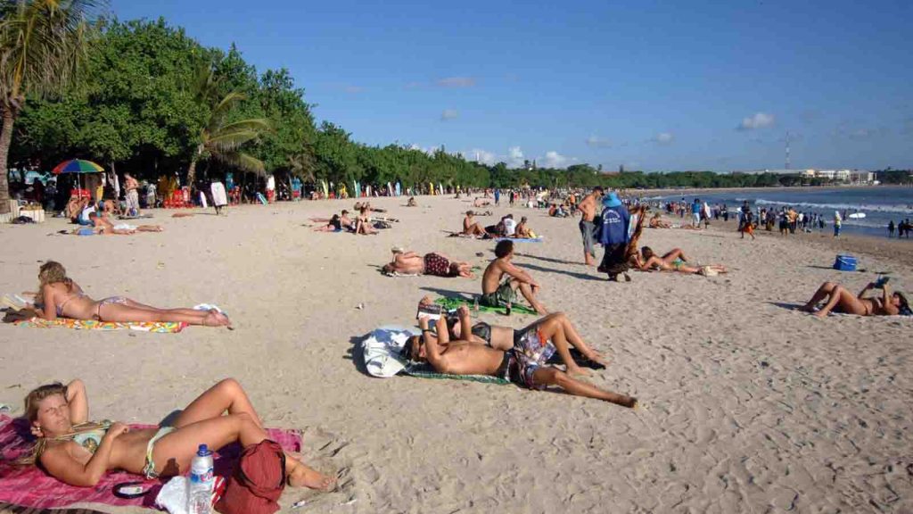 suasana Bali saat musim kemarau dengan langit cerah dan pantai tropis