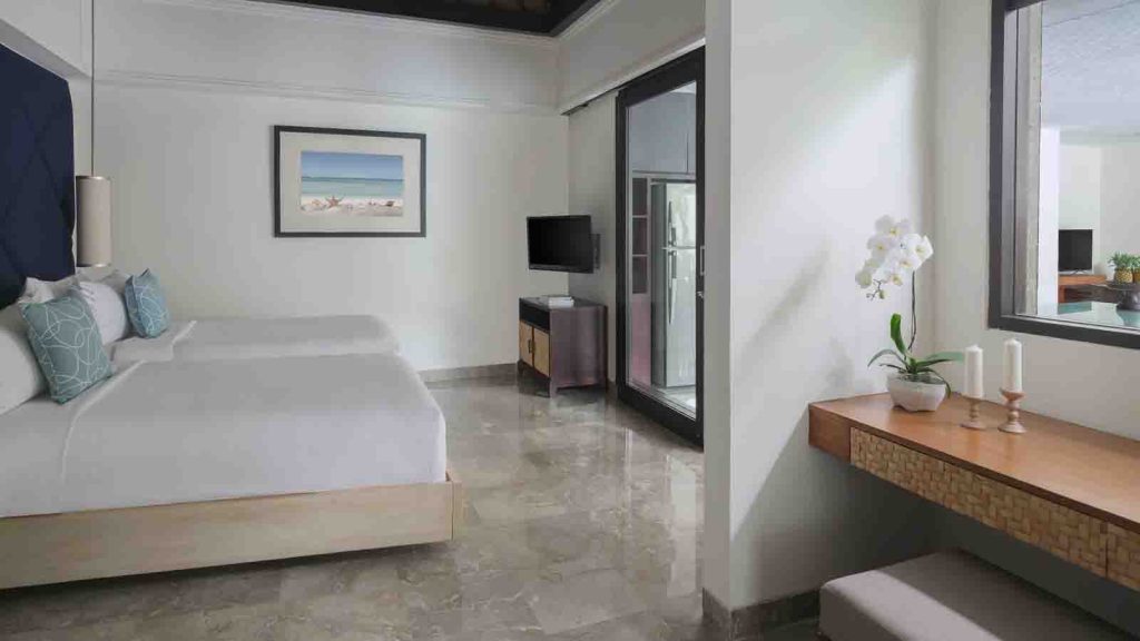 interior kamar villa private pool Seminyak dengan bathtub dan akses langsung ke kolam