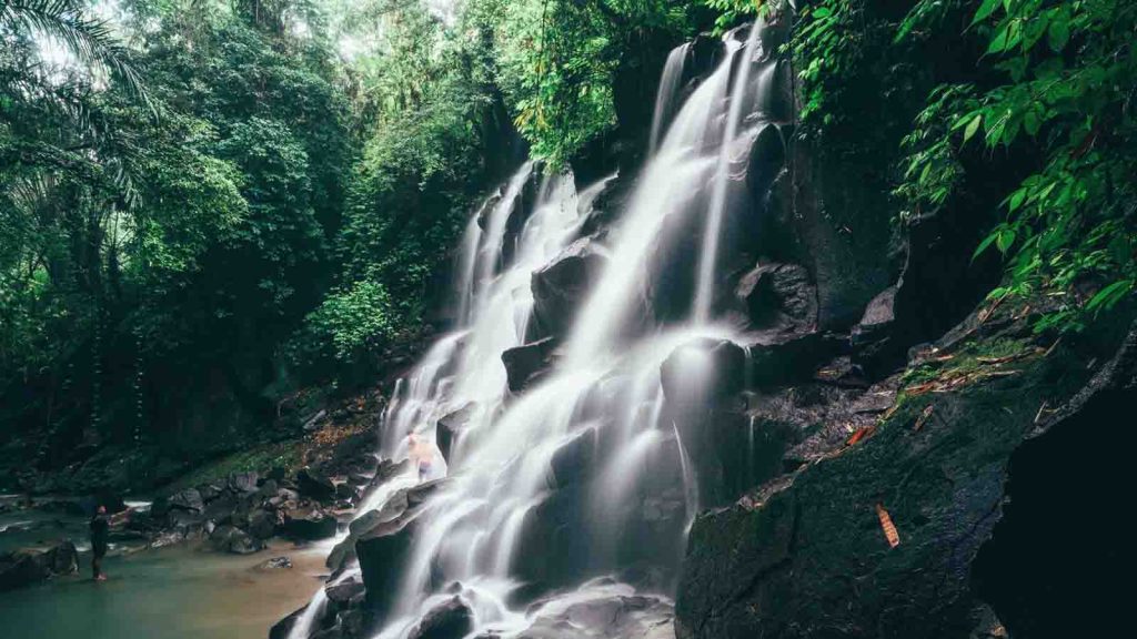 air terjun Kanto Lampo Ubud dengan batu bertingkat yang unik