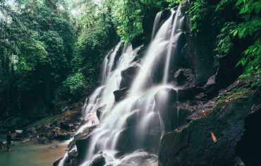 air terjun Kanto Lampo Ubud dengan batu bertingkat yang unik